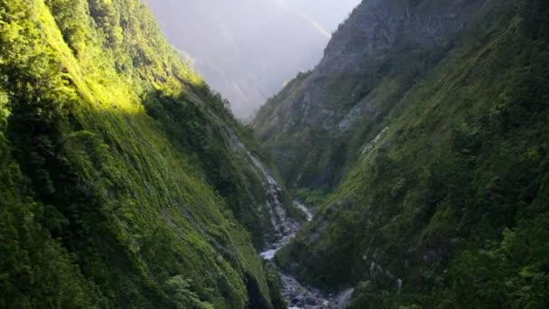 Images de drone d'une rivière entre les montagnes — Video