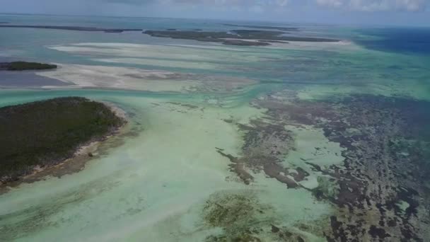 Dronebilder av øyer og skjær – stockvideo