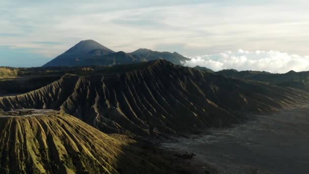 Drone πλάνα από βουνό και λόφους φυσικό τοπίο — Αρχείο Βίντεο