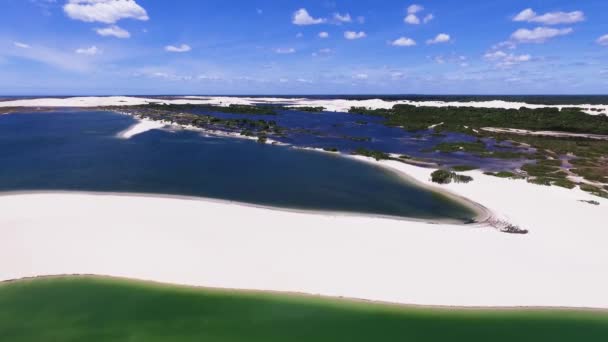 Imágenes de drones del mar y la arena de una playa pintoresca — Vídeo de stock