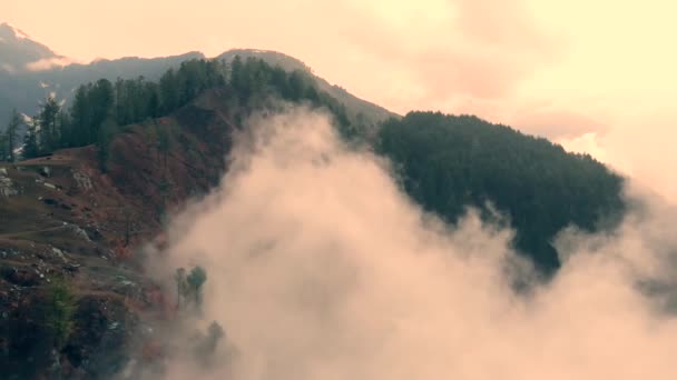 Images de drones de brouillard épais rampant dans le flanc de la montagne — Video