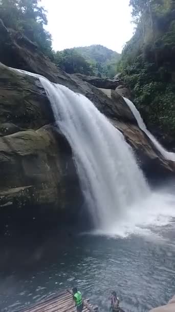 Gruppo di persone che nuotano nel bacino delle cascate — Video Stock