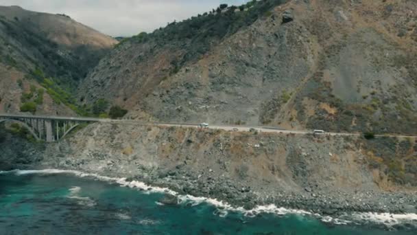 Autoroute un construit le long de la côte montagneuse de la Californie — Video