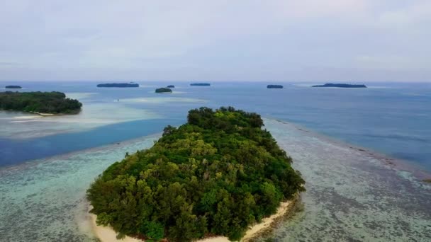 外海に浮かぶ島々や島のグループは — ストック動画