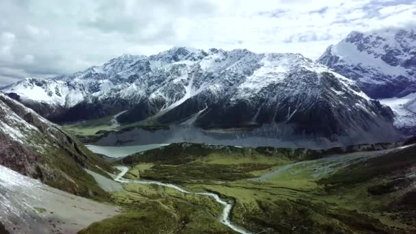 Gunung es menutupi pegunungan. — Stok Video