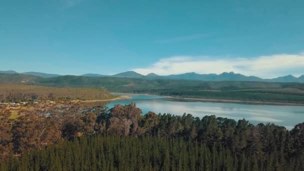 Paysages naturels de chaînes de montagnes entourant un lac — Video
