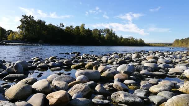 Högar av lösa stenar längs flodstranden — Stockvideo