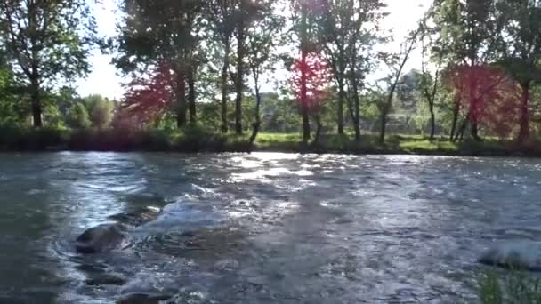 Roches causant des ruptures dans le débit de la rivière — Video