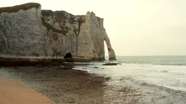 Pile de mer par le littoral cause par l'érosion — Video