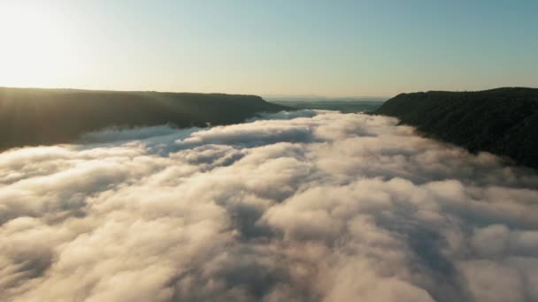 Tenger alacsony fekvésű felhők borítja a hegyek völgyében — Stock videók