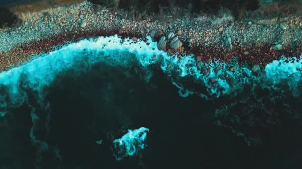 Tengeri hullámok zuhannak le a sziklás parton — Stock videók
