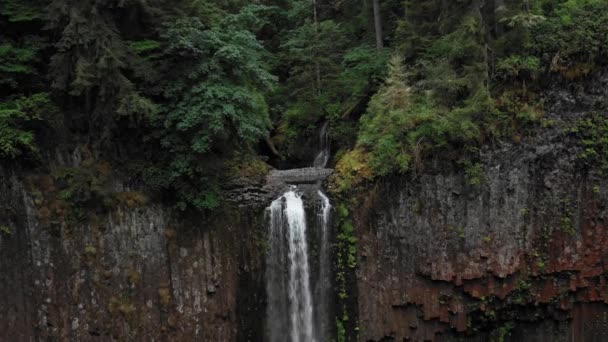 Série de cascades en montagne — Video