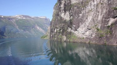 Yavaş hareket eden tekne