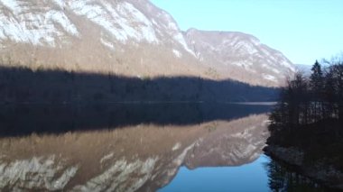 Bir gölü çevreleyen karlı dağ