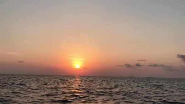 Matahari terbenam oleh laut — Stok Video