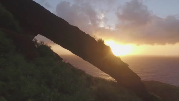 산 벼랑에서 해돋이가 수평선 너머로 보이는 모습 — 비디오