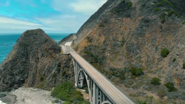 Il grande ponte torrente che collega l'autostrada uno sulla costa della California — Video Stock