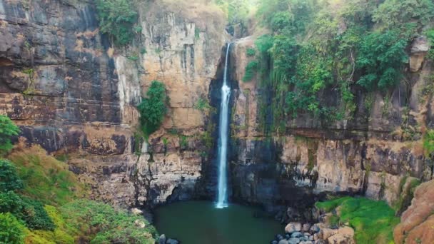 Alta cascada abajo vertiendo en una cuenca de inmersión — Vídeos de Stock