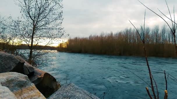 Блакитна вода глибокої річки — стокове відео