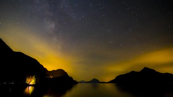Кольори аурори в небі в зоряну ніч — стокове відео