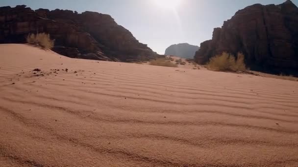 Červený písek pouště Wadi rum v Jordanu — Stock video