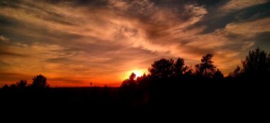 Gün batımı ve dramatik gökyüzü