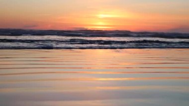 Deniz seviyesinde gün batımının görüntüsü