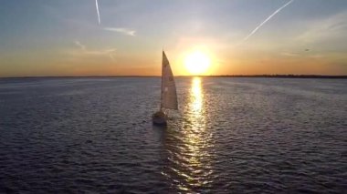 Güneş ufukta görünüyor.