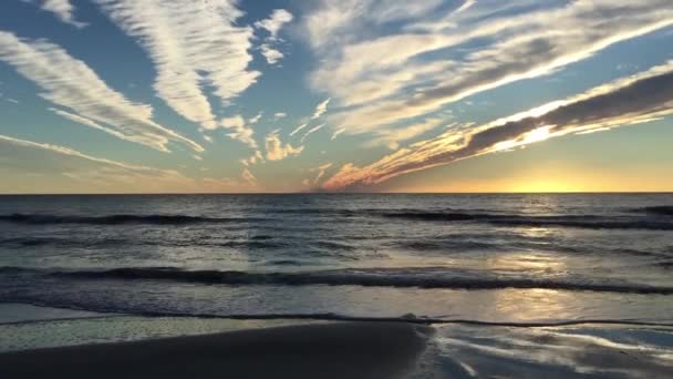 Vídeo de olas estrellándose — Vídeos de Stock