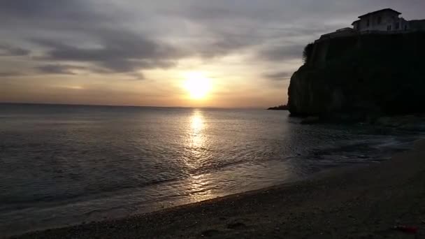 Widok na zachód słońca od brzegu plaży — Wideo stockowe