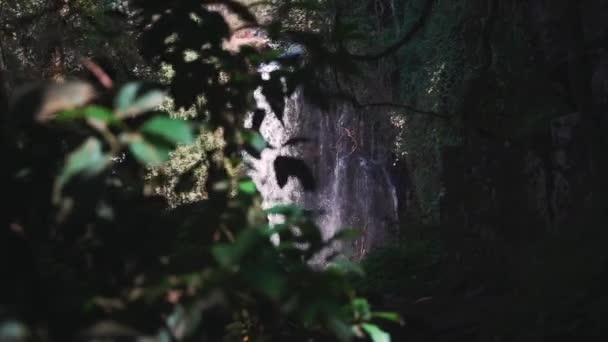 Cascades en cascade sur les falaises — Video