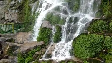 Kayalık bir dağda şelaleler