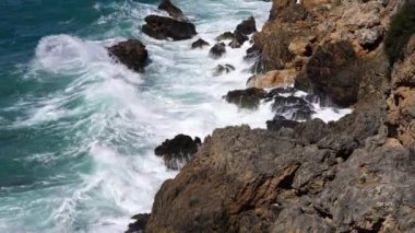 Dalgalar kayalara çarpıyor.