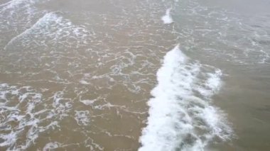 Deniz kıyısını öpen dalgalar