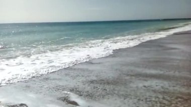 Dalgalar kıyıya doğru koşuyor