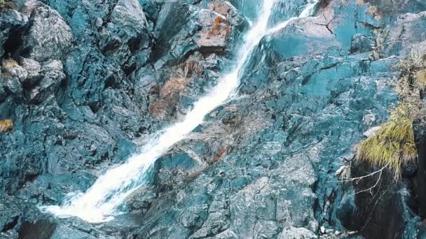 Vattenfall på blå färgade stenar — Stockvideo