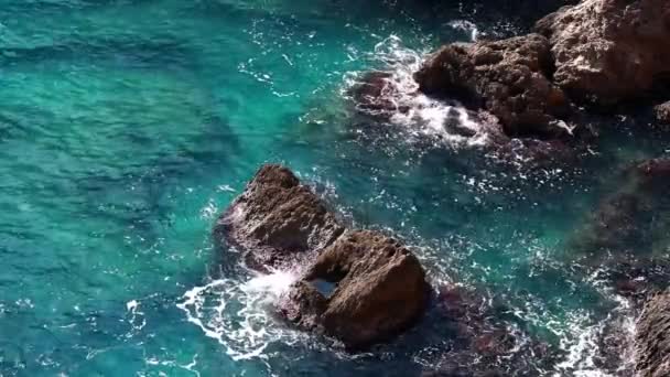 Wellen krachen auf Felsen — Stockvideo