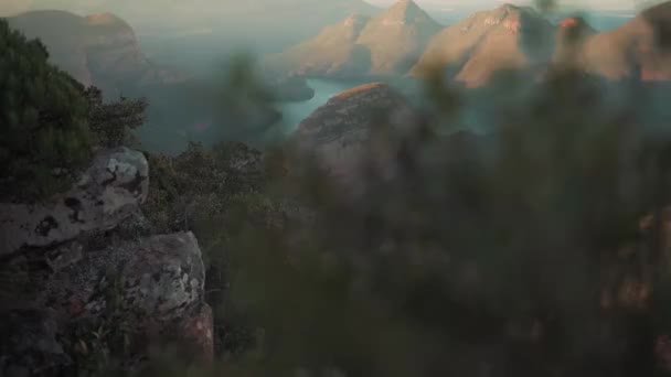 Vrouw gezeten op een klif rots genietend van de berg uitzicht — Stockvideo