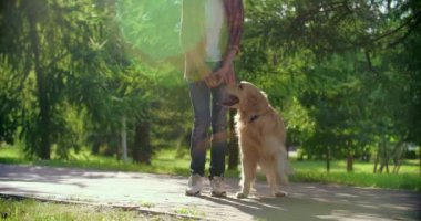 Çocuk köpeğiyle oynuyor.