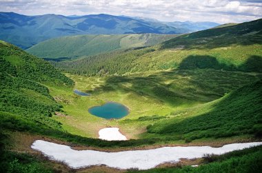 Karpatlar 'da dağın yakınında bir göl.