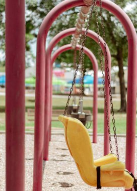 Conroe, TX 'deki halk parkında bir salıncak.