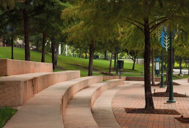 The Woodlands, TX 'te halka açık bir parkta yürüyüş bankları var..