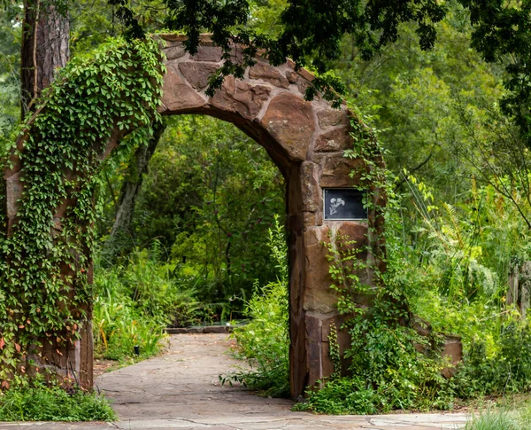 Archway Leading Secret Garden Spring — Stock Photo, Image