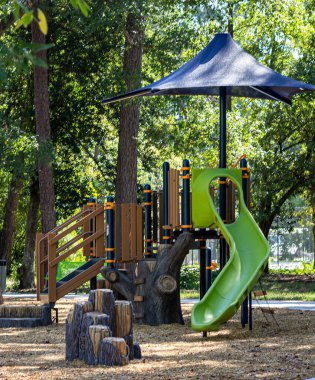 Conroe, TX 'deki bir halk parkında oyun ekipmanı.