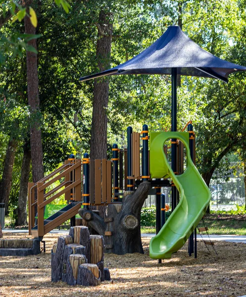 Conroe, TX 'deki bir halk parkında oyun ekipmanı.