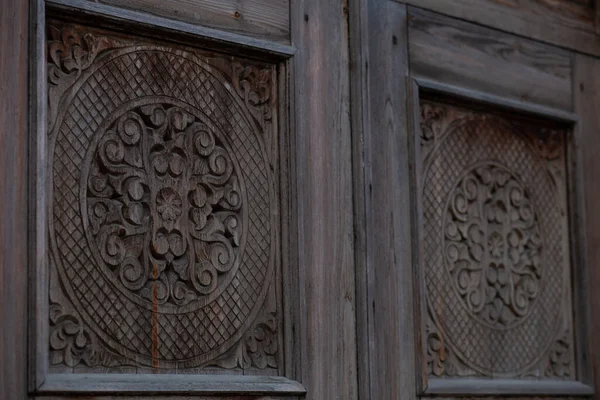 oymalı eski ahşap kapı