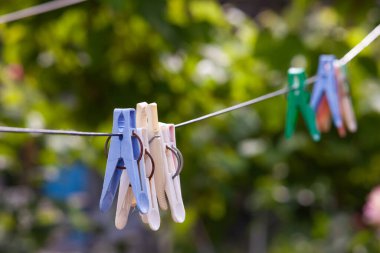 İpte asılı plastik mandal, tarın derinliği