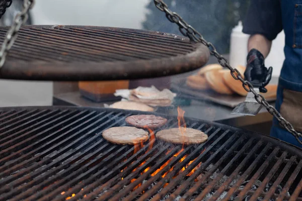Alevler içinde pişen hamburger mangalı.