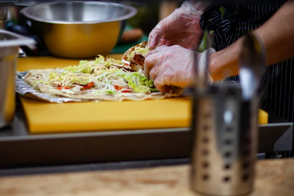 Mannen Handen Plastic Handschoenen Wikkelen Traditionele Shawarma Wrap Met Kip — Stockfoto