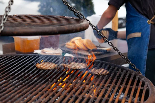 Alevler içinde pişen hamburger mangalı.